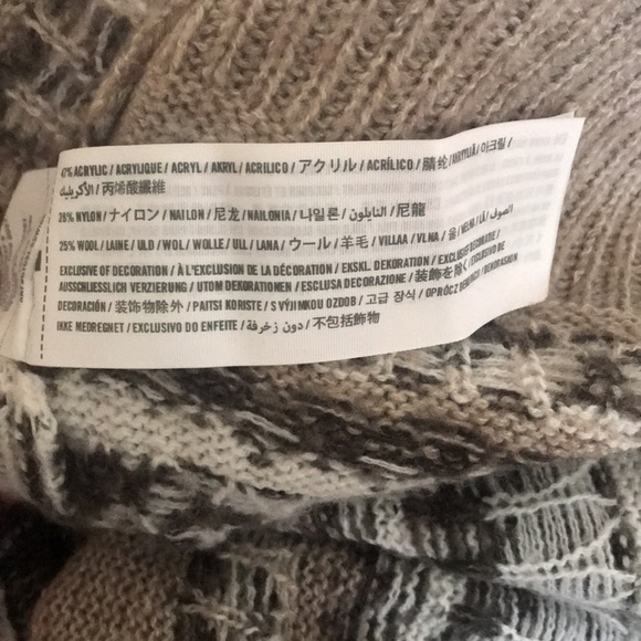 “Abercrombie & Fitch” Cardigan Sweater! - Picture 6 of 6